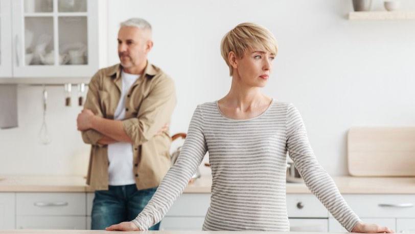 das Bild zeigt eine angespannte Szene zwischen einem Mann und einer Frau in der Küche