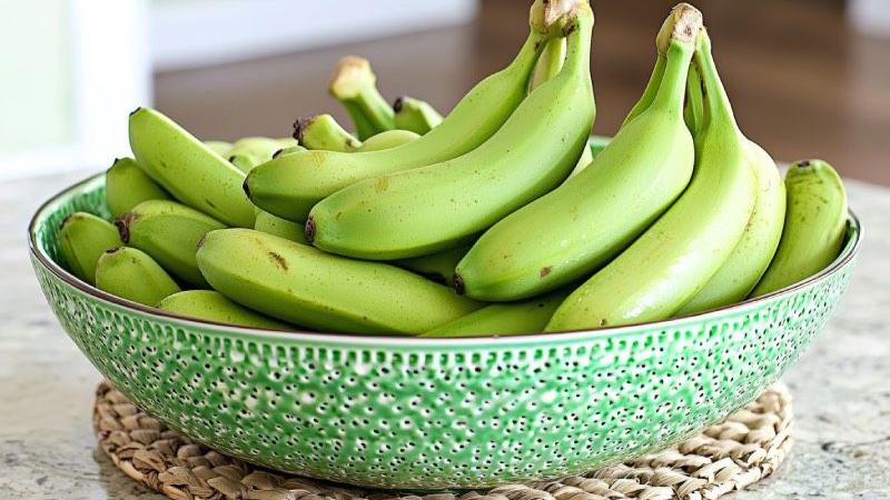 Eine Schüssel mit grünen Bananen