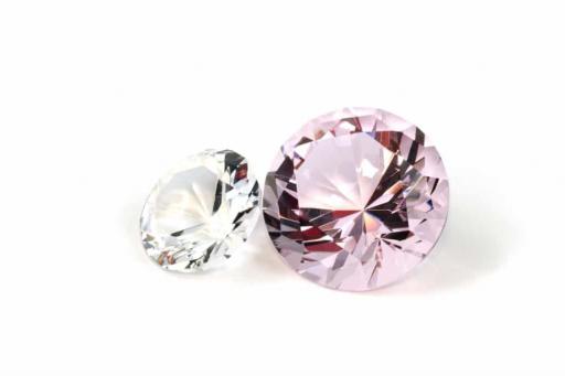 Ein großer Pinker Diamant neben einem klienen weißen Diamant