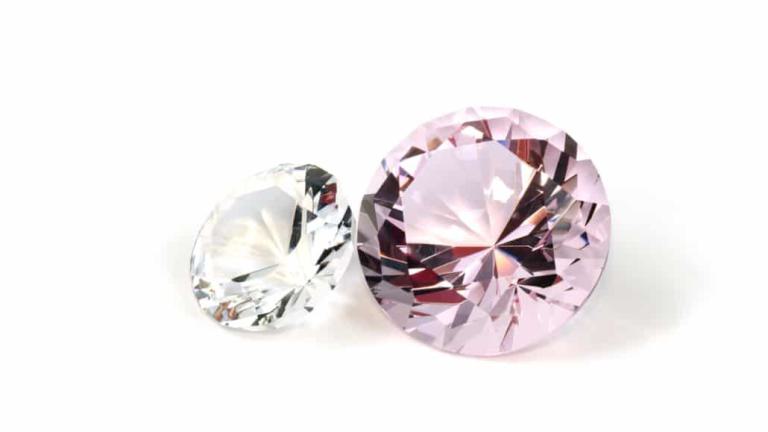 Ein großer Pinker Diamant neben einem klienen weißen Diamant